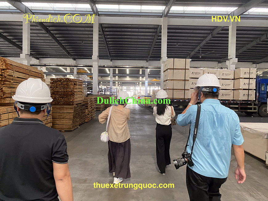 Phiên dịch viên tiếng Trung tháp tùng khách hàng Việt đến thăm nhà máy Bắc Kinh.