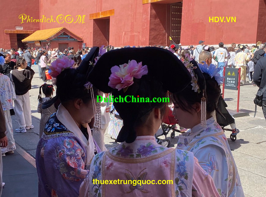 Phiên dịch viên du lịch tại Bắc Kinh.